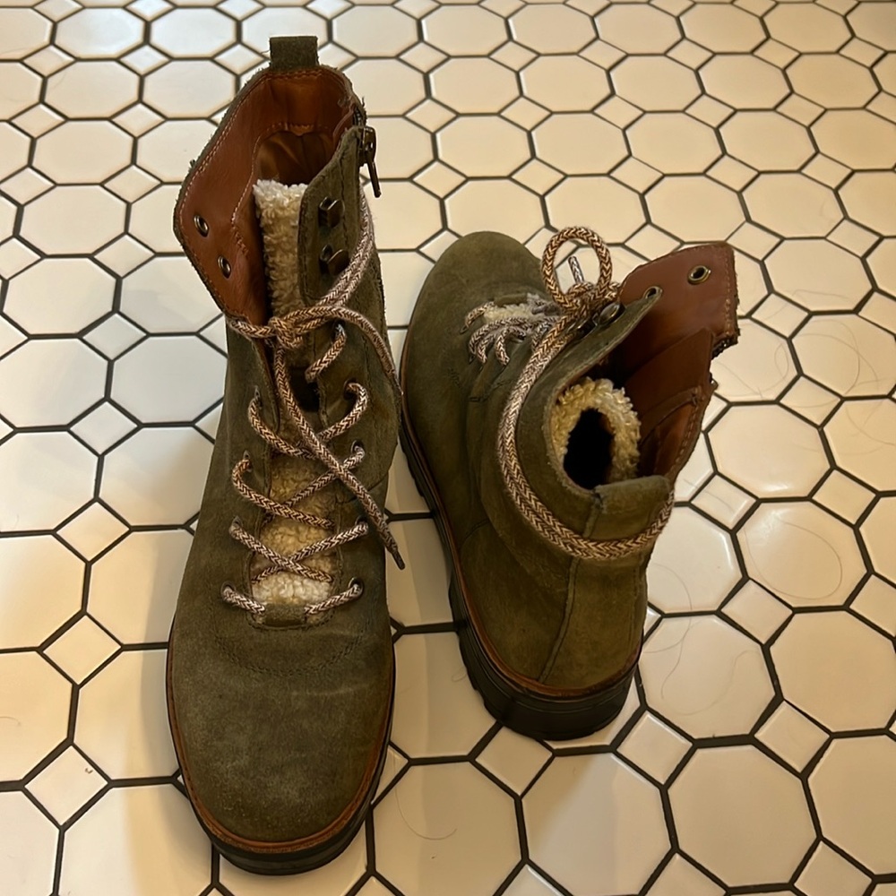 Lace up boots with shearling tongue